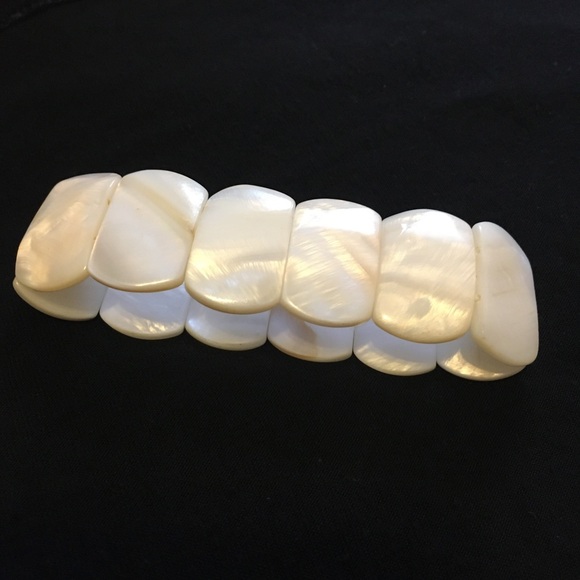 Elegant Cream Shell Bracelet - Picture 7 of 7